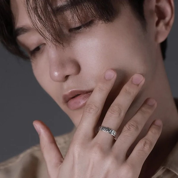 Ανδρικό δαχτυλίδι σε ασημί και μαύρο χρώμα με 3D στοιχείο