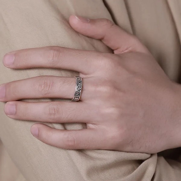 Ανδρικό δαχτυλίδι σε ασημί και μαύρο χρώμα με 3D στοιχείο