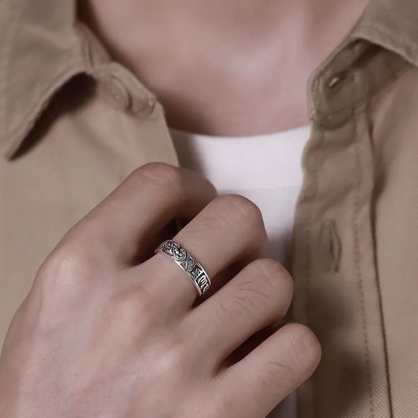 Ανδρικό δαχτυλίδι σε ασημί και μαύρο χρώμα με 3D στοιχείο