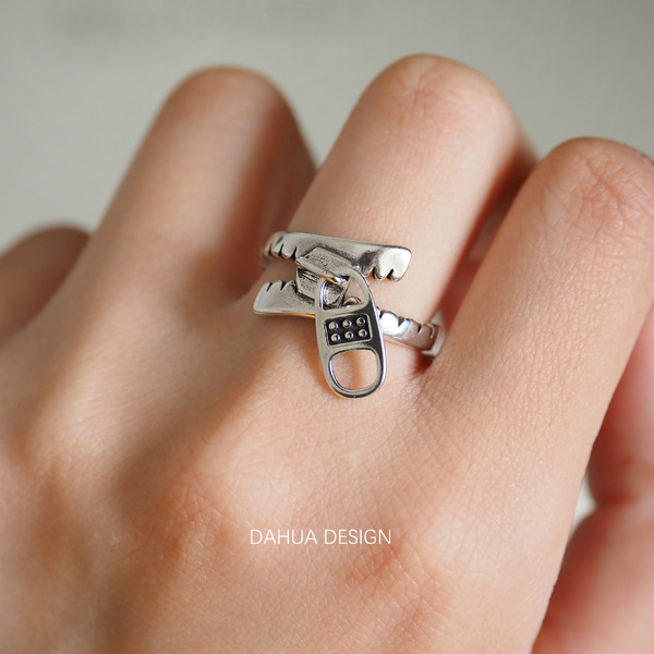 Regulējams gredzens sudraba krāsā