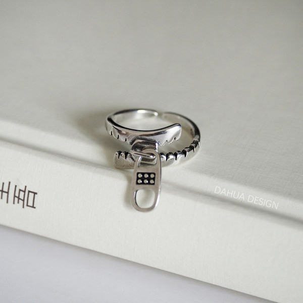 Regulējams gredzens sudraba krāsā