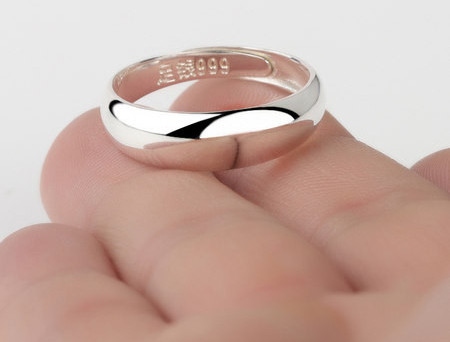 Μοντέρνο ανδρικό δαχτυλίδι σε ασημί χρώμα