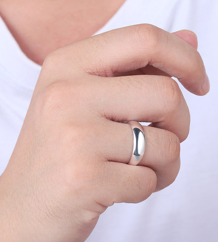 Μοντέρνο ανδρικό δαχτυλίδι σε ασημί χρώμα