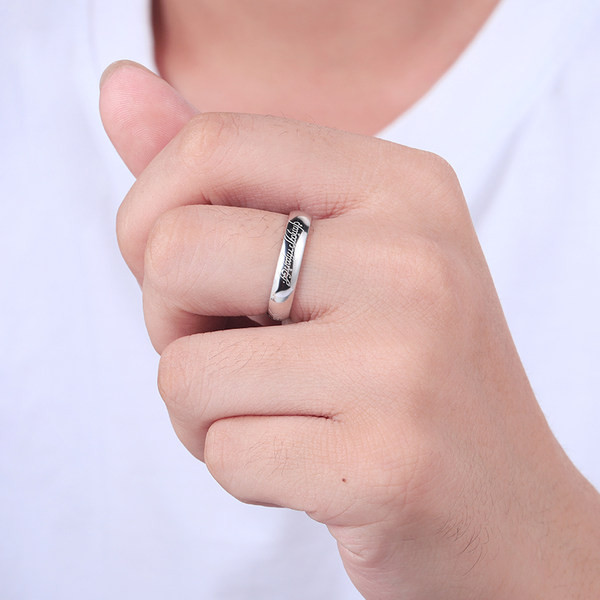 Vīriešu gredzens sudraba krāsā ar uzrakstu