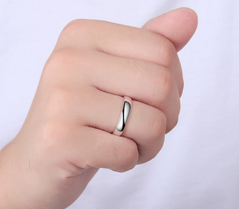 Ρυθμιζόμενο δαχτυλίδι σε ασημί χρώμα για άνδρες