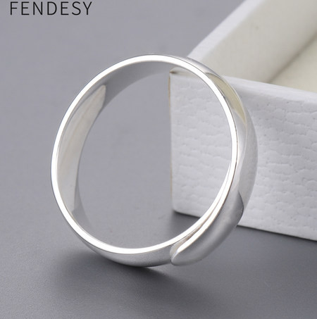 Ρυθμιζόμενο δαχτυλίδι σε ασημί χρώμα για άνδρες