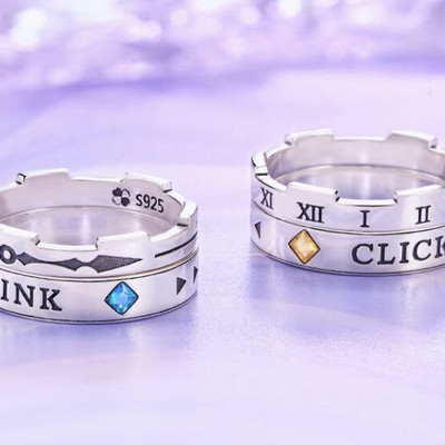 Vīriešu gredzens sudraba krāsā - ar uzrakstu un dekoratīvu akmeni