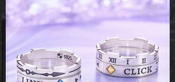 Vīriešu gredzens sudraba krāsā - ar uzrakstu un dekoratīvu akmeni