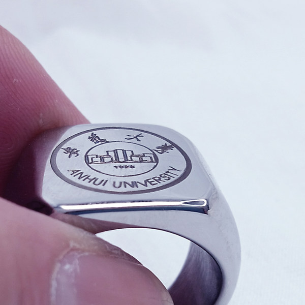 Muški prsten sa natpisom od čelika