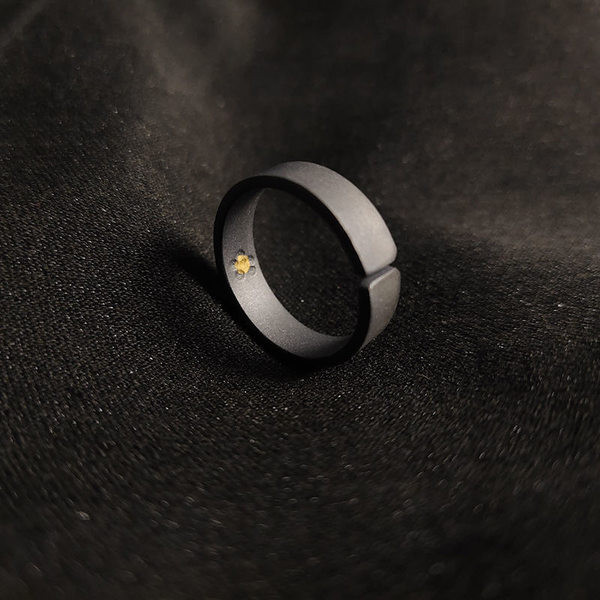 Vīriešu gredzenu retro modelis