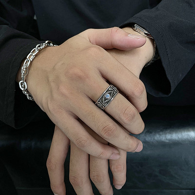 Vīriešu retro gredzens ar dekoratīvu akmeni