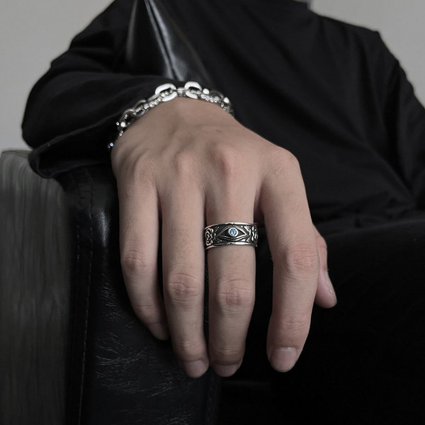 Vīriešu retro gredzens ar dekoratīvu akmeni