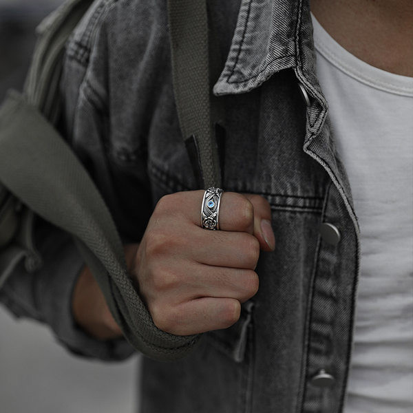 Vīriešu retro gredzens ar dekoratīvu akmeni