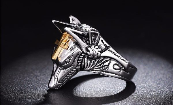 Ανδρικό δαχτυλίδι χαραγμένο σε ασημί χρώμα