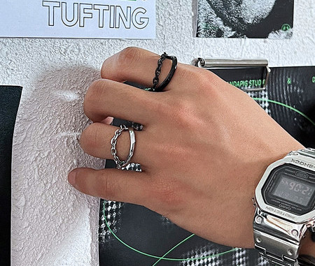 Ležeran muški prsten u srebrnoj i crnoj boji