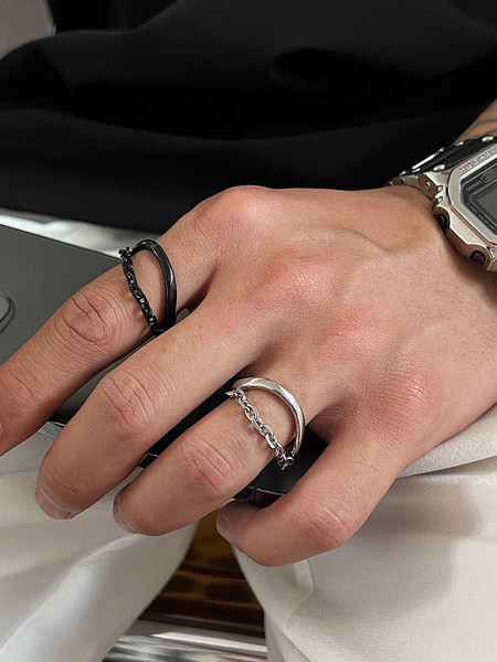 Ležeran muški prsten u srebrnoj i crnoj boji