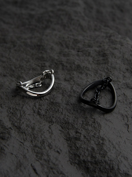 Ležeran muški prsten u srebrnoj i crnoj boji