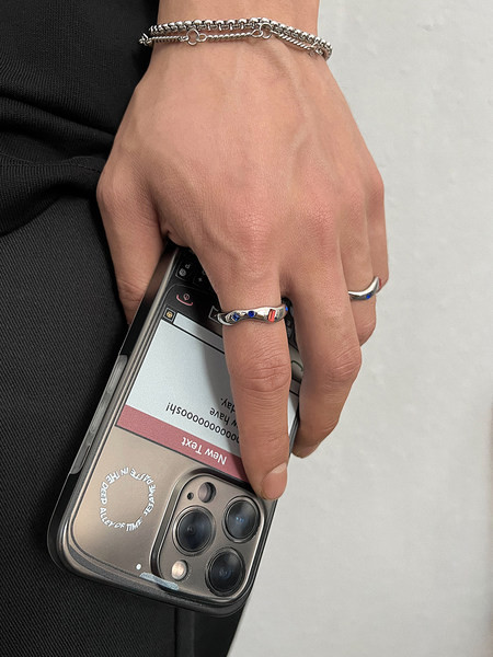 Moderns vīriešu gredzens ar krāsainiem akmeņiem