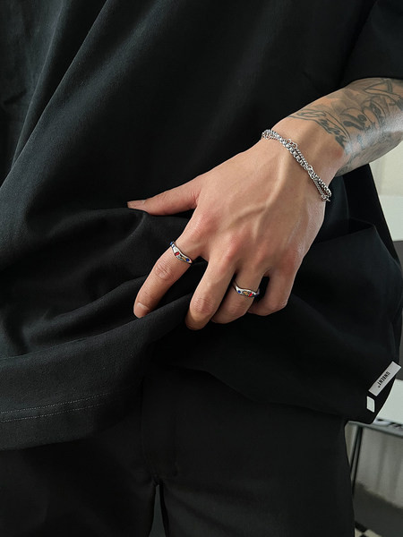 Moderns vīriešu gredzens ar krāsainiem akmeņiem