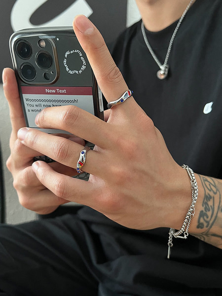 Moderns vīriešu gredzens ar krāsainiem akmeņiem