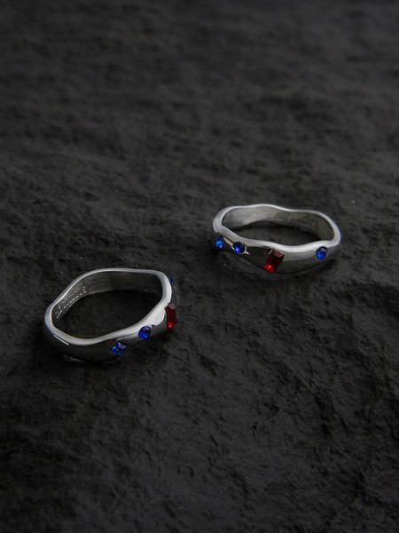 Moderns vīriešu gredzens ar krāsainiem akmeņiem
