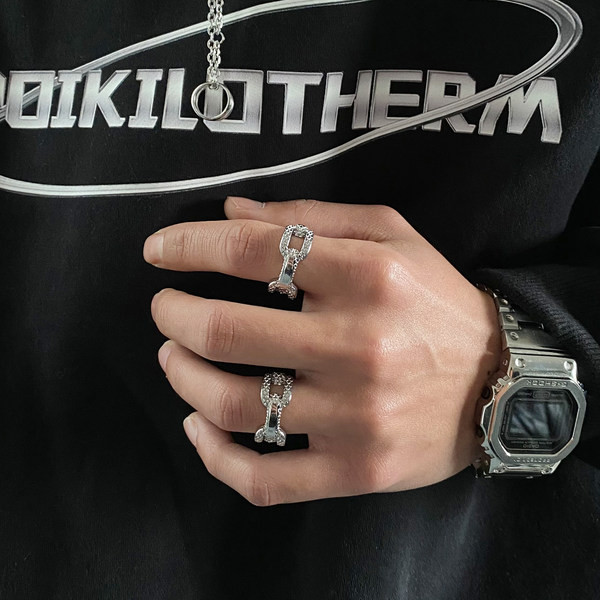 Novi model muškog prstena u zlatnoj i srebrnoj boji