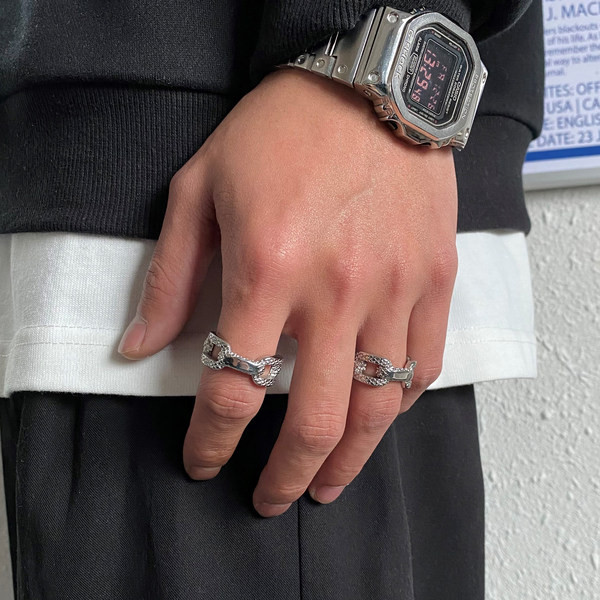 Novi model muškog prstena u zlatnoj i srebrnoj boji