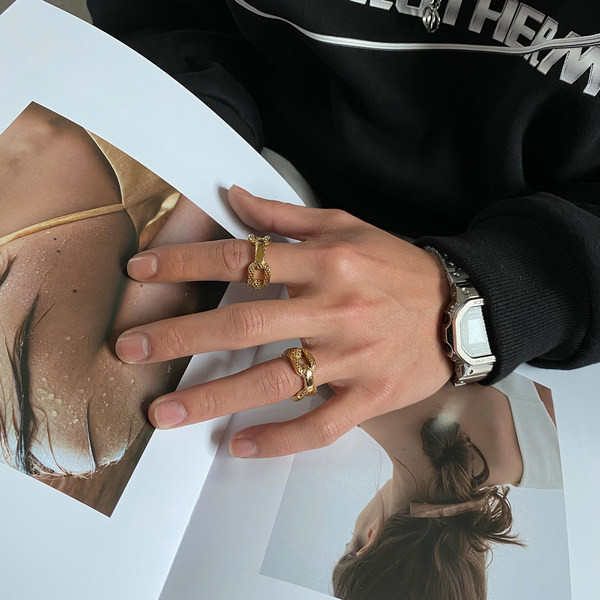 Novi model muškog prstena u zlatnoj i srebrnoj boji