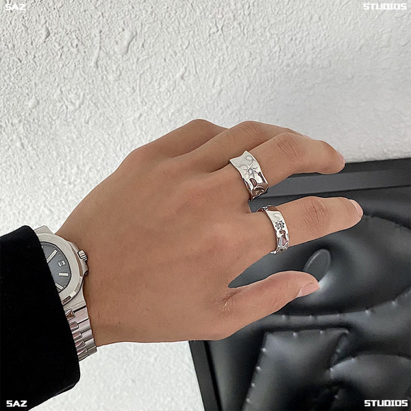 Muški moderni prsten s graviranom zvijezdom