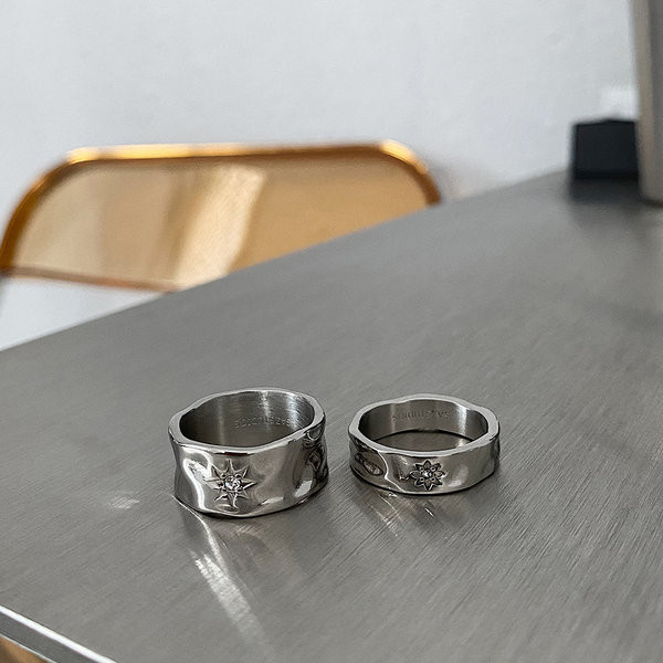 Muški moderni prsten s graviranom zvijezdom