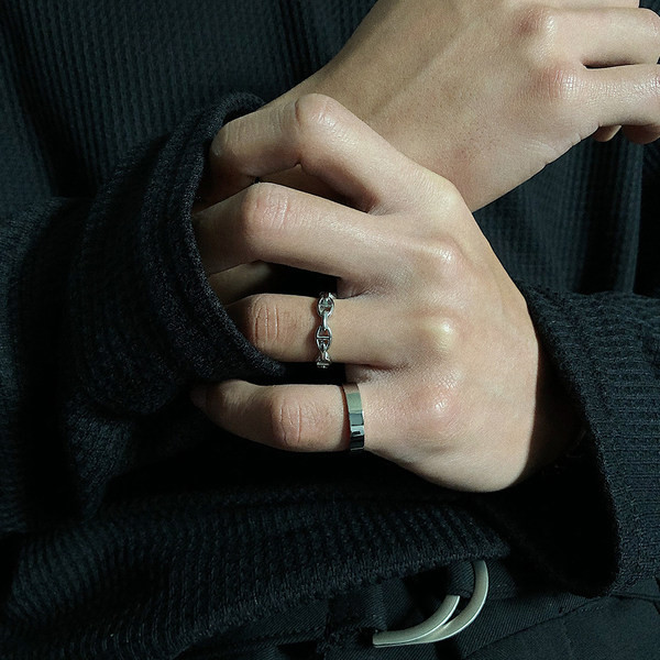 Ρυθμιζόμενο δαχτυλίδι σε ασημί χρώμα για άνδρες