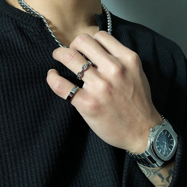 Ρυθμιζόμενο δαχτυλίδι σε ασημί χρώμα για άνδρες