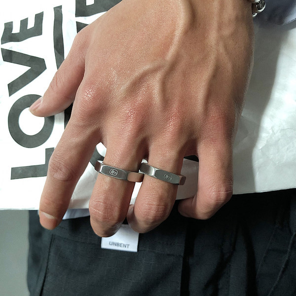 Vienkāršs vīriešu gredzens - sudraba krāsā