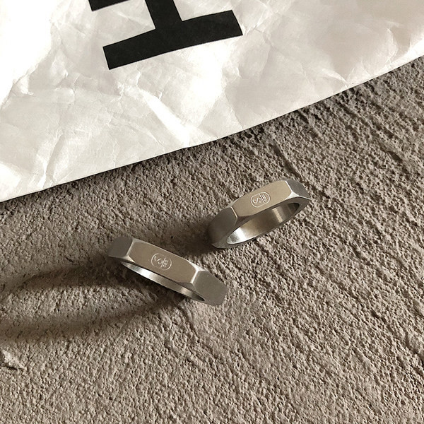 Vienkāršs vīriešu gredzens - sudraba krāsā