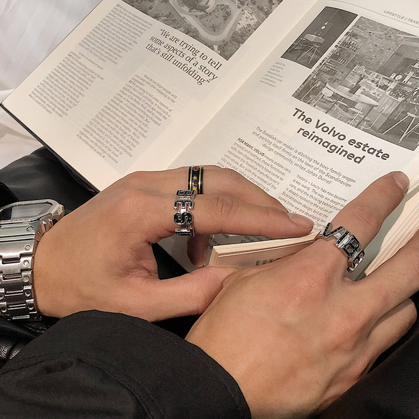 Ezüst színű férfi gyűrű betűkkel