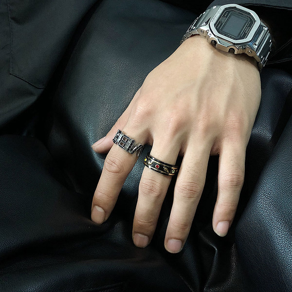 Ezüst színű férfi gyűrű betűkkel