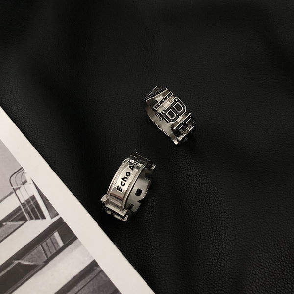 Ezüst színű férfi gyűrű betűkkel