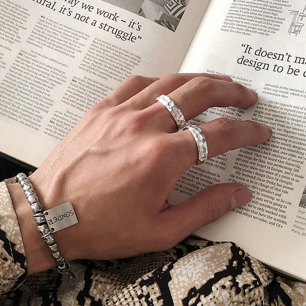 Vīriešu gredzens sudraba krāsā ar 3D elementu