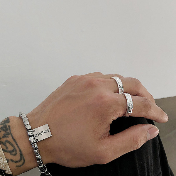 Vīriešu gredzens sudraba krāsā ar 3D elementu