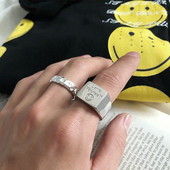 Novi model muškog prstena od čelika s ugraviranim smajlićem i natpisom