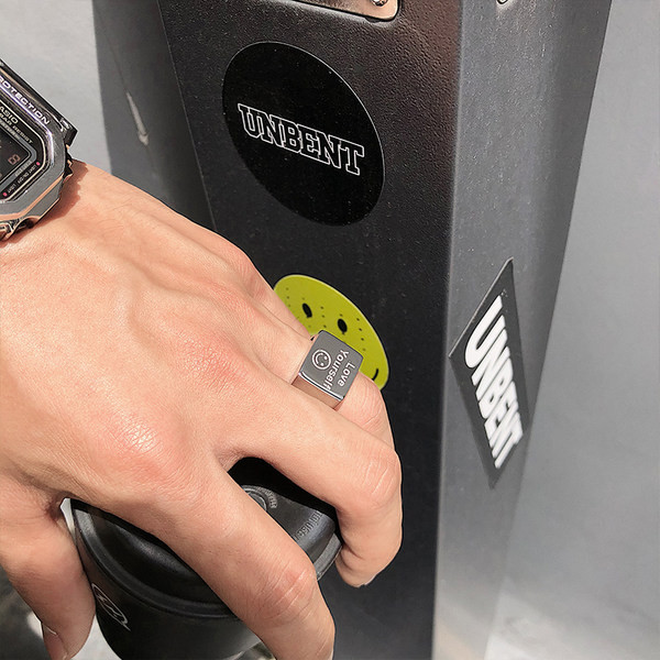 Novi model muškog prstena od čelika s ugraviranim smajlićem i natpisom