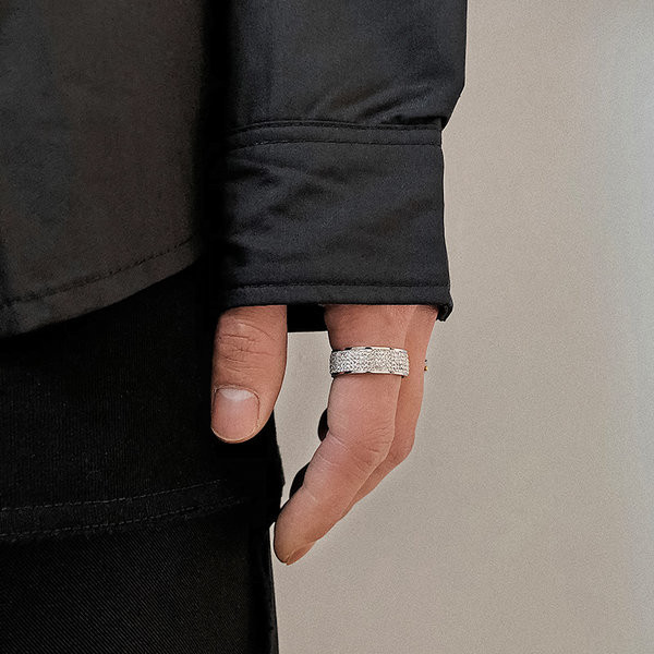 Vīriešu gredzens no titāna tērauda ar akmeņiem