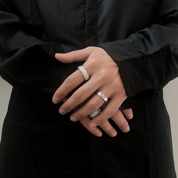 Vīriešu gredzens no titāna tērauda ar akmeņiem