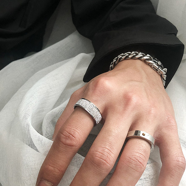 Vīriešu gredzens no titāna tērauda ar akmeņiem