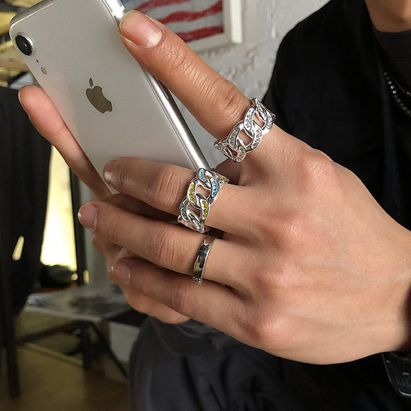 Ležeran muški prsten s kamenčićima u boji