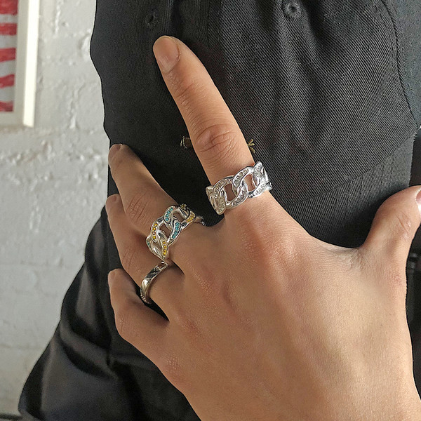 Ležeran muški prsten s kamenčićima u boji