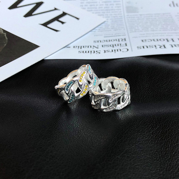 Ležeran muški prsten s kamenčićima u boji