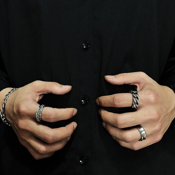 Ezüst színű férfi gyűrű díszfonattal