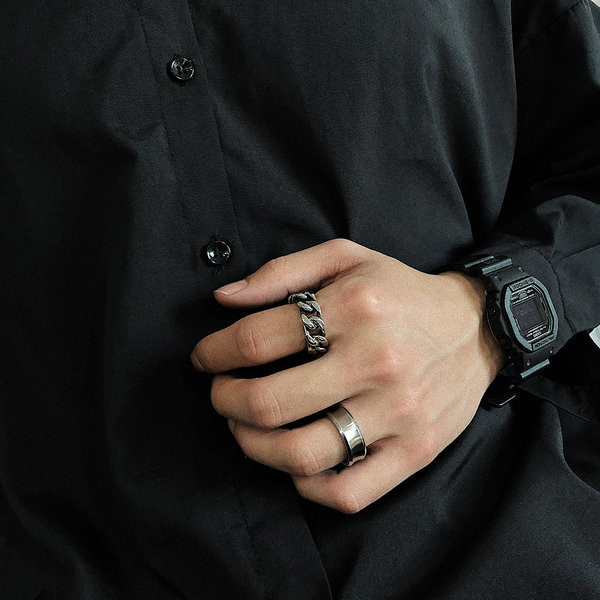 Ezüst színű férfi gyűrű díszfonattal