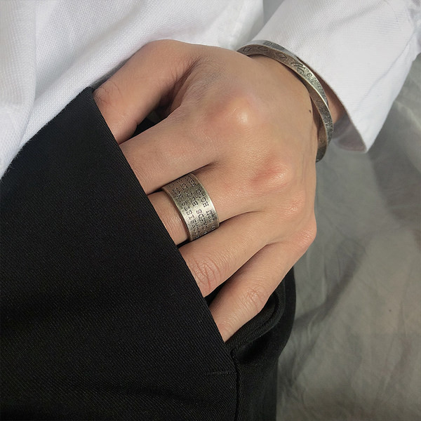 Vīriešu gredzens izgatavots no tērauda